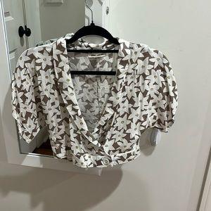 Billabong floral crop top, size small with buttons. Great summer shirt!